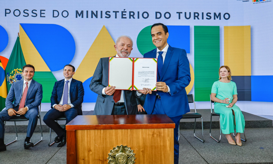 Gustavo Feliciano toma posse como novo ministro do Turismo em cerimônia no Planalto