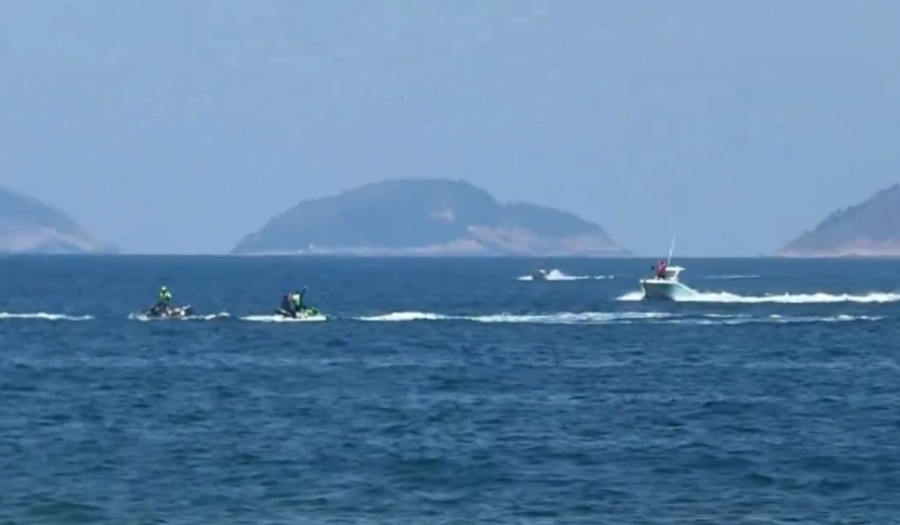 Avião de propaganda cai no mar em Copacabana e piloto morre
