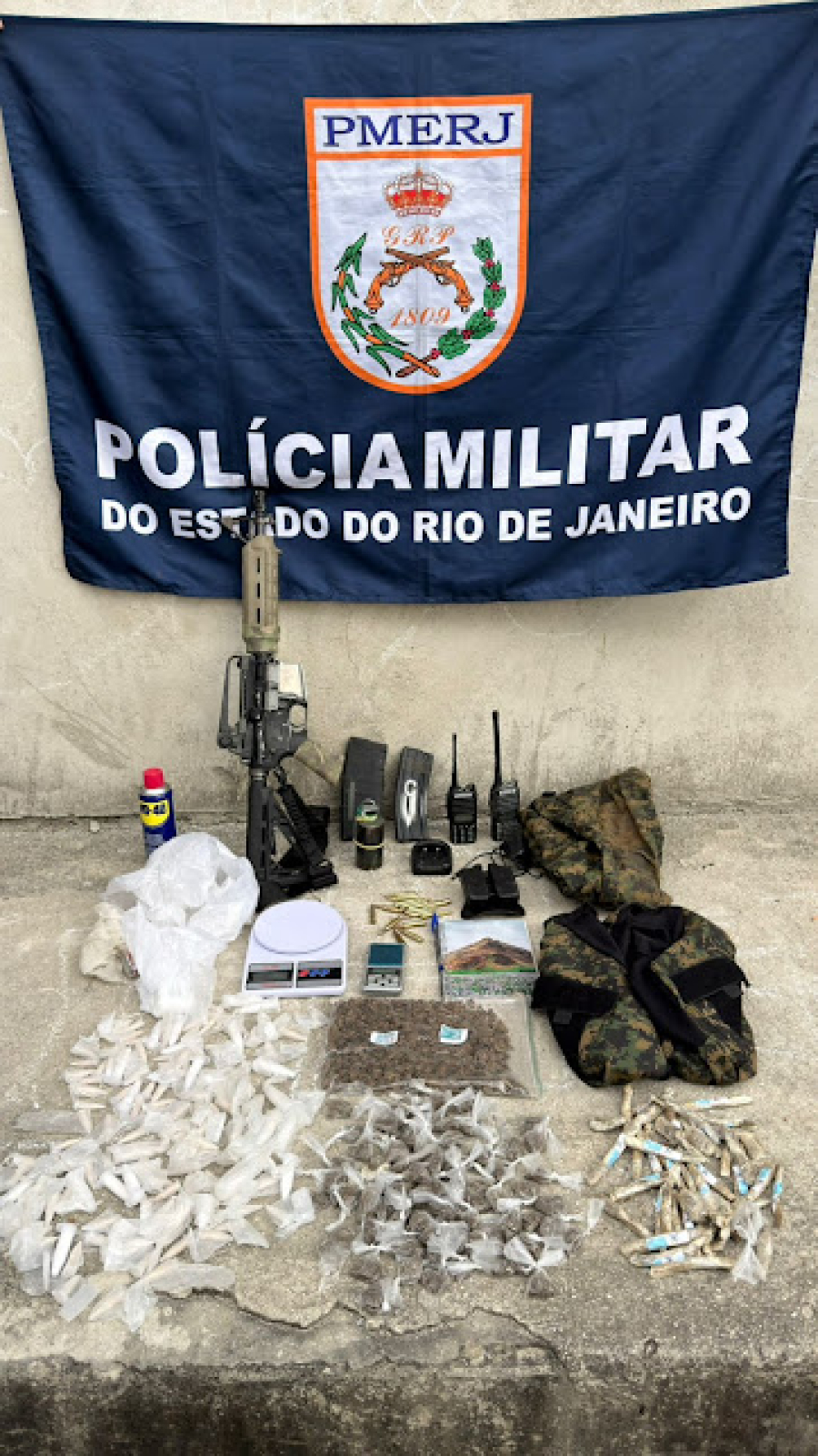 Polícia Militar apreende sete fuzis e prende oito pessoas.