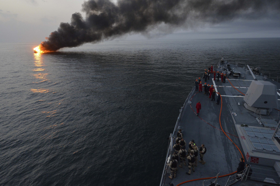 EUA destroem navios e atacam bases militares do Irã no Ormuz